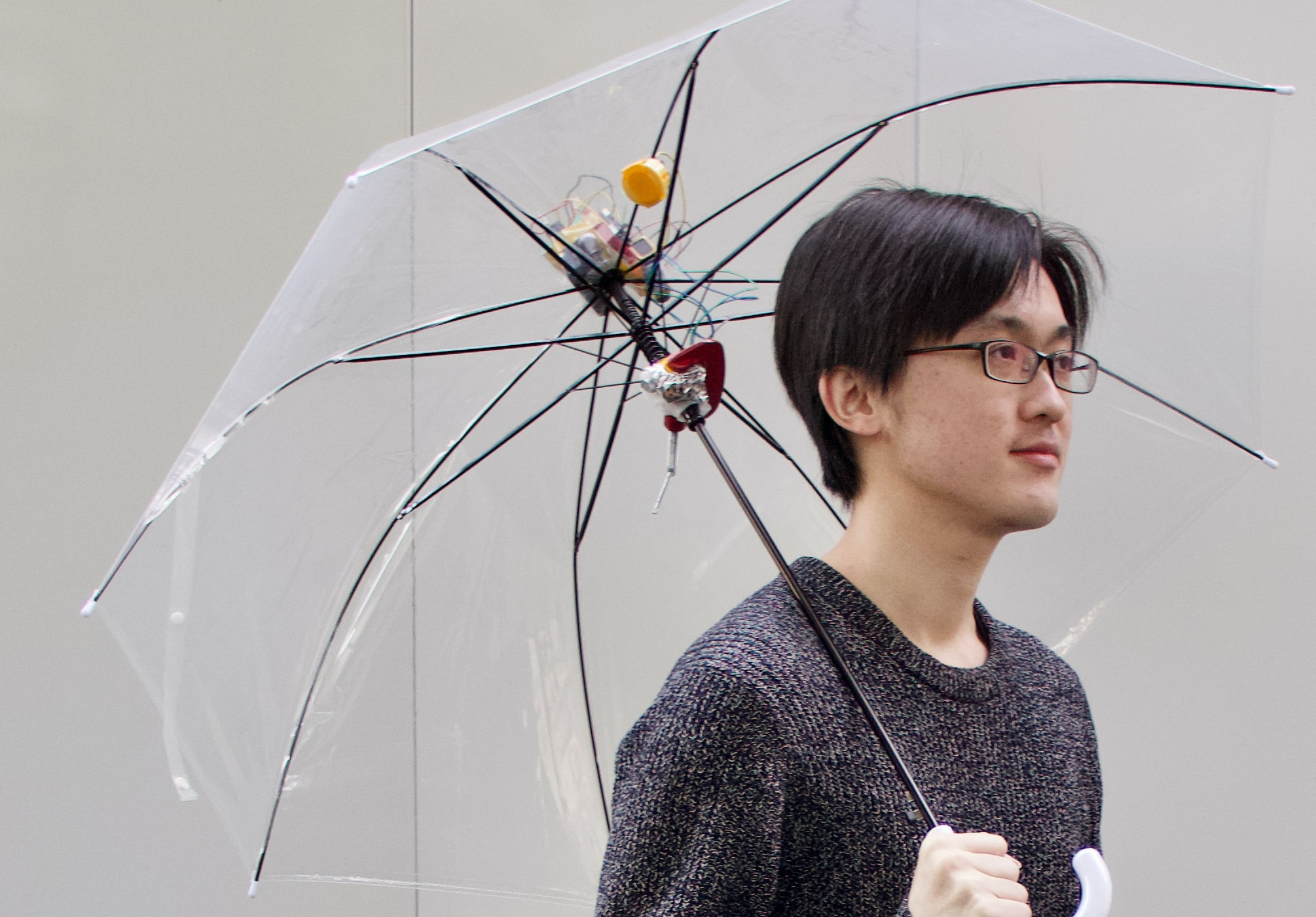 雨粒の振動を伝える傘